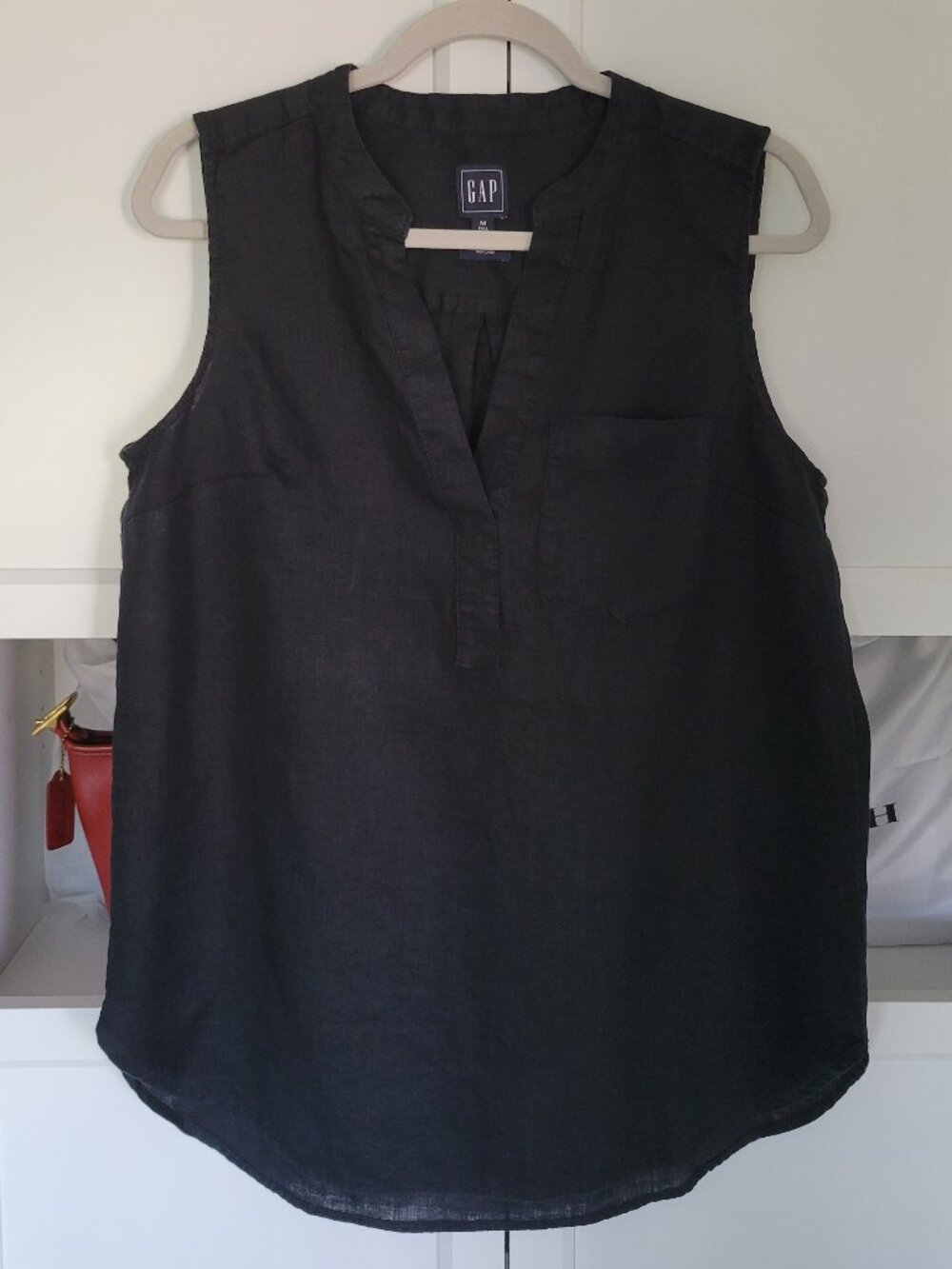 Gap Sleeveless 100% Linen Split-Neck Tunic Top in washed black